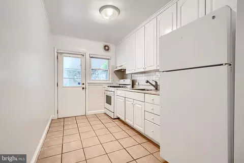 Kitchen - 808 Bradhurst Rd, Baltimore, MD 21212 photo 2 of 3