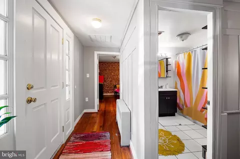 Entry Way - 337 E Hamburg St, Baltimore, MD 21230 photo 5 of 9