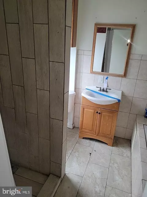 Bath - 3011 Kenyon Ave, Baltimore, MD 21213 photo 2 of 2