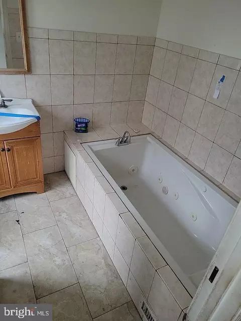 Bath - 3011 Kenyon Ave, Baltimore, MD 21213 photo 1 of 2