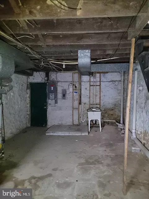 Entry Way - 3011 Kenyon Ave, Baltimore, MD 21213 photo 1 of 1