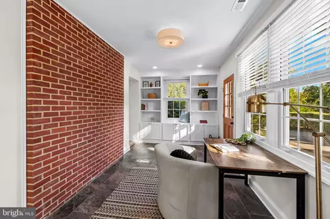 Entry Way - 6300 Pinehurst Rd, Baltimore, MD 21212 photo 4 of 9