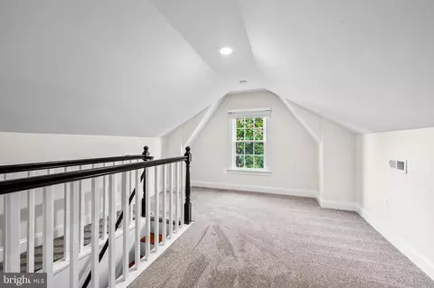Entry Way - 6300 Pinehurst Rd, Baltimore, MD 21212 photo 7 of 9