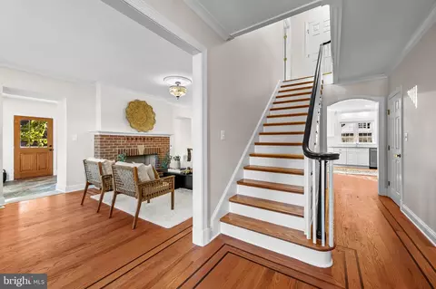 Entry Way - 6300 Pinehurst Rd, Baltimore, MD 21212 photo 3 of 9