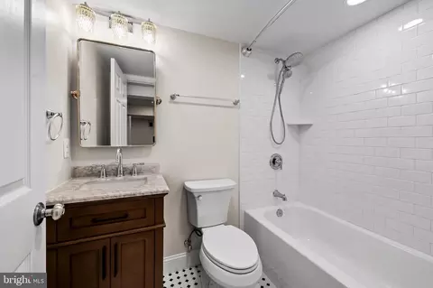 Bath - 6300 Pinehurst Rd, Baltimore, MD 21212 photo 2 of 2