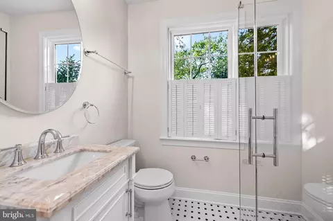 Bath - 6300 Pinehurst Rd, Baltimore, MD 21212 photo 1 of 2