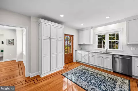Entry Way - 6300 Pinehurst Rd, Baltimore, MD 21212 photo 5 of 9
