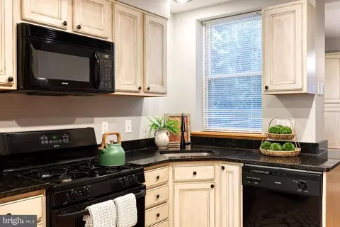 Kitchen - 46 E Fort Ave, Baltimore, MD 21230 photo 4 of 4