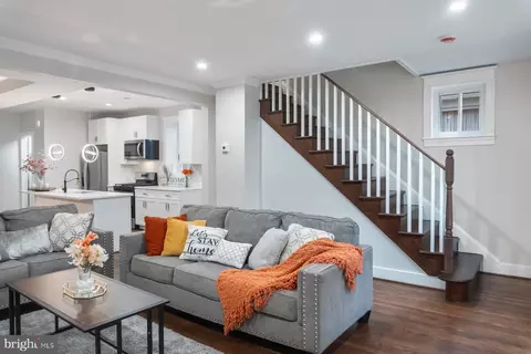 Entry Way - 5216 Biddison Ln, Baltimore, MD 21206 photo 1 of 5