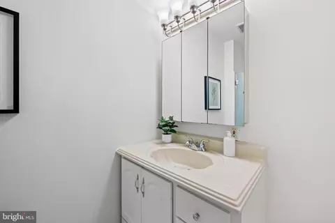 Bath - 254 Waxter Way, Baltimore, MD 21217 photo 2 of 5