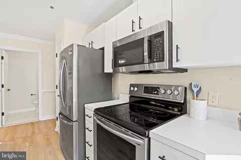 Kitchen - 100 Harborview Dr #904, Baltimore, MD 21230 photo 3 of 4