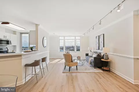 Living - 100 Harborview Dr #904, Baltimore, MD 21230 photo 1 of 5