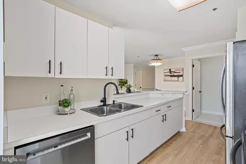 Kitchen - 100 Harborview Dr #904, Baltimore, MD 21230 photo 4 of 4