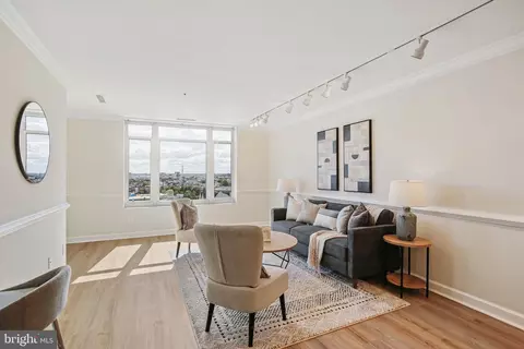 Living - 100 Harborview Dr #904, Baltimore, MD 21230 photo 2 of 5