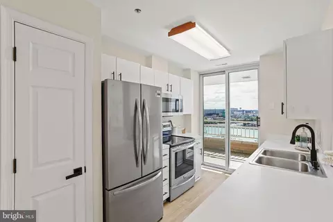 Kitchen - 100 Harborview Dr #904, Baltimore, MD 21230 photo 2 of 4