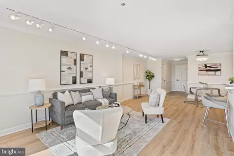 Living - 100 Harborview Dr #904, Baltimore, MD 21230 photo 4 of 5