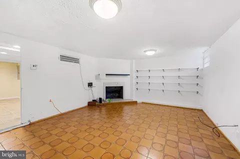 Living - 738 E Lake Ave, Baltimore, MD 21212 photo 6 of 6