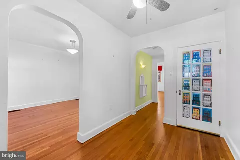 Entry Way - 738 E Lake Ave, Baltimore, MD 21212 photo 2 of 4