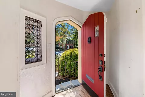 Entry Way - 738 E Lake Ave, Baltimore, MD 21212 photo 1 of 4