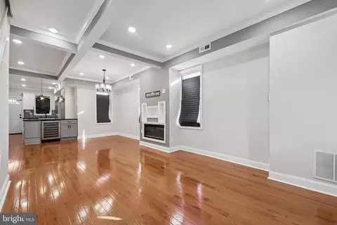 Entry Way - 4801 Alhambra Ave, Baltimore, MD 21212 photo 2 of 15