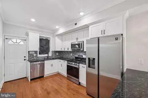Entry Way - 4801 Alhambra Ave, Baltimore, MD 21212 photo 3 of 15