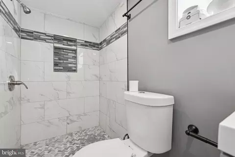 Bath - 4801 Alhambra Ave, Baltimore, MD 21212 photo 2 of 3