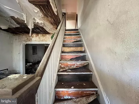 Entry Way - 4008 Eierman Ave, Baltimore, MD 21206 photo 9 of 10