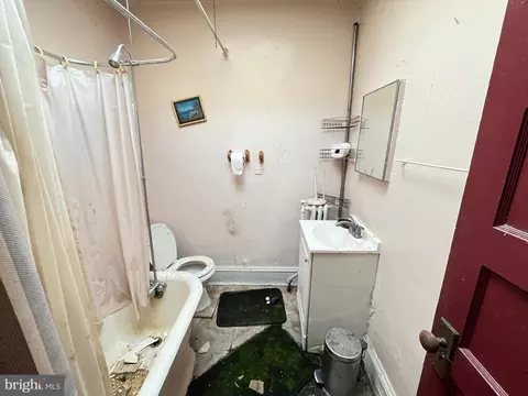 Bath - 4008 Eierman Ave, Baltimore, MD 21206 photo 2 of 2