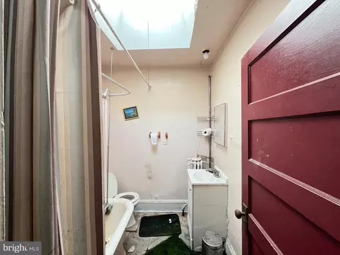 Bath - 4008 Eierman Ave, Baltimore, MD 21206 photo 1 of 2
