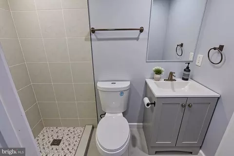 Bath - 1318 N Spring St, Baltimore, MD 21213 photo 2 of 3