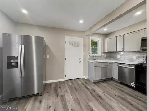 Entry Way - 4917 Gilray Dr, Baltimore, MD 21214 photo 2 of 4