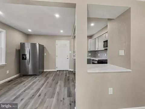 Entry Way - 4917 Gilray Dr, Baltimore, MD 21214 photo 3 of 4