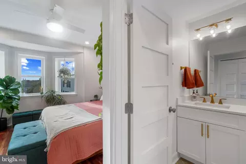 Entry Way - 4011 Hickory Ave, Baltimore, MD 21211 photo 7 of 8