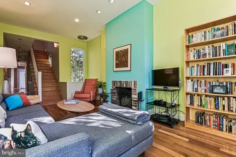 Living - 102 W Lee St W, Baltimore, MD 21201 photo 3 of 4