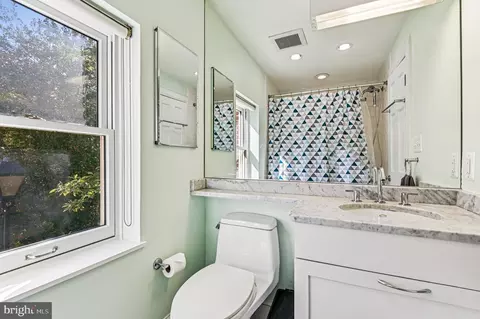 Bath - 102 W Lee St W, Baltimore, MD 21201 photo 2 of 4