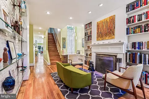 Living - 102 W Lee St W, Baltimore, MD 21201 photo 1 of 4