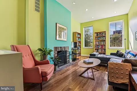 Living - 102 W Lee St W, Baltimore, MD 21201 photo 2 of 4