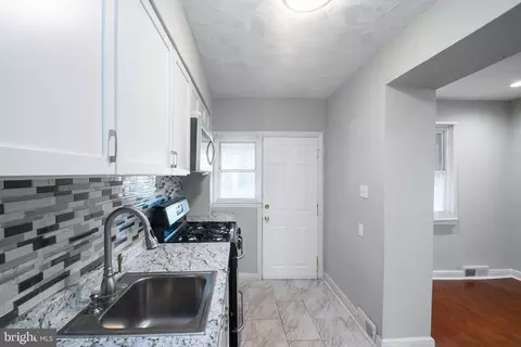 Entry Way - 48 Hillvale Rd, Baltimore, MD 21229 photo 3 of 5