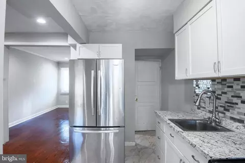 Entry Way - 48 Hillvale Rd, Baltimore, MD 21229 photo 4 of 5