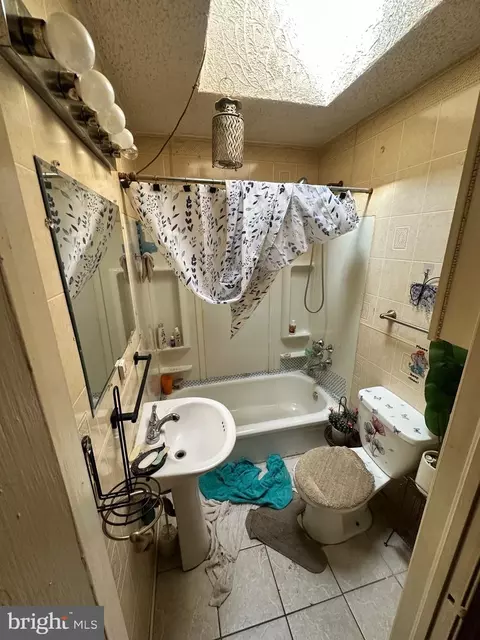Bath - 808 E Cold Spring Ln, Baltimore, MD 21212 photo 1 of 1