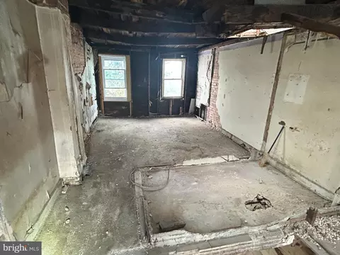 Entry Way - 3904 Mount Pleasant Ave, Baltimore, MD 21224 photo 2 of 3