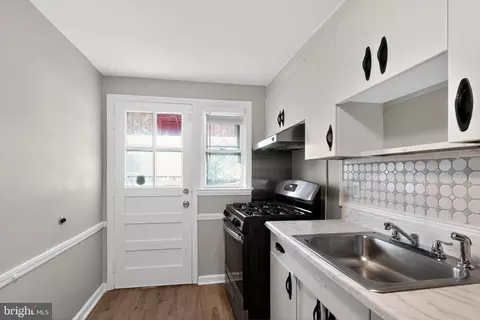 Entry Way - 3658 Greenvale Rd, Baltimore, MD 21229 photo 4 of 6