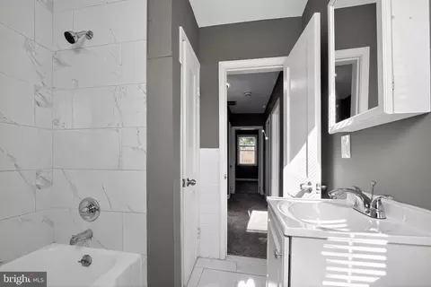 Bath - 901 Kevin Rd, Baltimore, MD 21229 photo 2 of 2