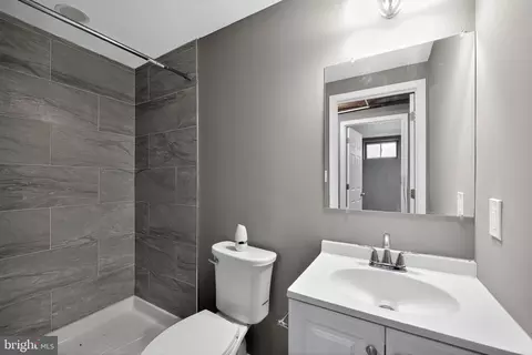 Bath - 901 Kevin Rd, Baltimore, MD 21229 photo 1 of 2