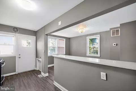 Entry Way - 901 Kevin Rd, Baltimore, MD 21229 photo 4 of 11