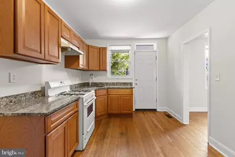 Entry Way - 4348 Parkside Dr, Baltimore, MD 21206 photo 3 of 6