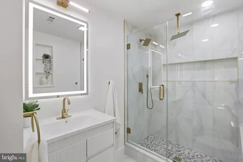 Bath - 5603 Knell Ave, Baltimore, MD 21206 photo 3 of 4