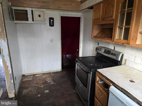 Entry Way - 4711 Williston St, Baltimore, MD 21229 photo 4 of 7
