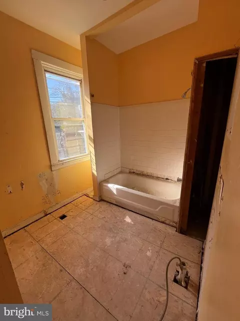 Entry Way - 721 E 21st St, Baltimore, MD 21218 photo 4 of 7