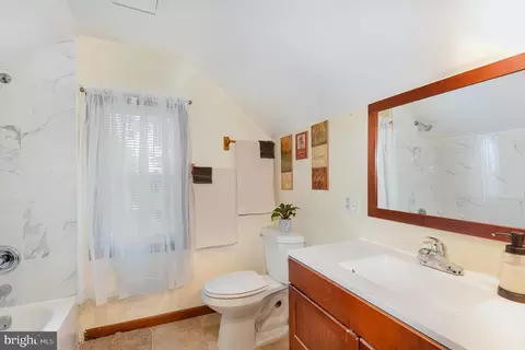 Bath - 5005 Catalpha Rd, Baltimore, MD 21214 photo 3 of 3